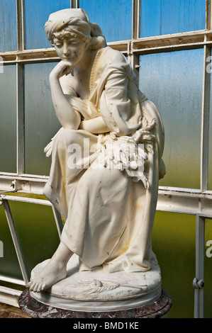 Das Innere des Kibble Palace, ein schmiedeeisernes Glashaus aus dem 19. Jahrhunderts im Botanischen Garten von Glasgow. Statue von 'Ruth' von Giovanni Ciniselli, c. 1880 Stockfoto