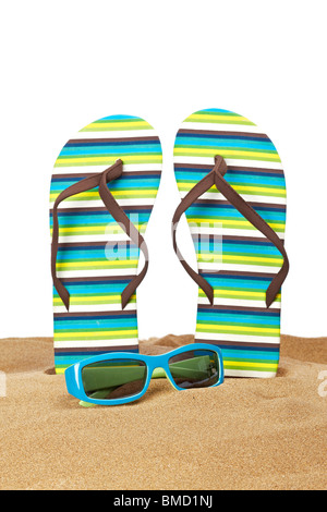 Ein paar Flip-Flops oder Strandsandalen und Sonnenbrille mit textfreiraum auf weißem Hintergrund. Geringe Schärfentiefe Stockfoto