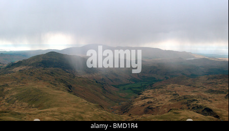 Regen über Harter fiel auf Eskdale fegen betrachtet von Bogen fiel, Cumbria, UK. Stockfoto