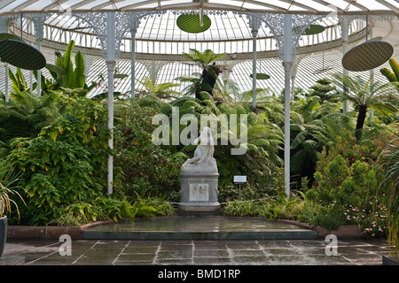 Das Innere des Kibble Palace, ein schmiedeeisernes Glashaus aus dem 19. Jahrhunderts im Botanischen Garten von Glasgow. Statue von 'Eve' von Scipione Tadolini, um 1875 Stockfoto