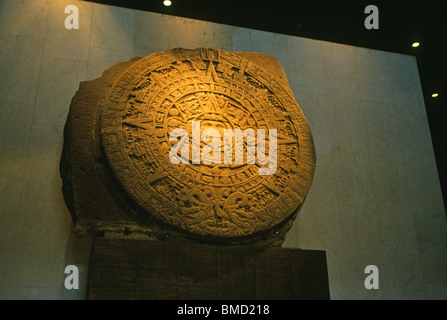 "Azteken-Kalender", auch genannt das Tonalpohualli und die aztekische Sonnenstein im National Museum of Archaeology in Mexiko-Stadt. Stockfoto