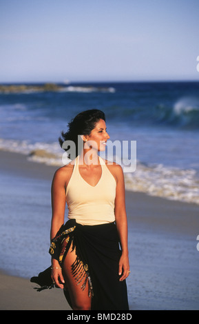 Eine schöne Mexikanerin geht ein Strand entlang auf der Sea Of Cortez in der Nähe von CAbo San Lucas, Mexiko Stockfoto