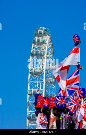 DAS LONDON EYE MIT ENGLISCHEN FLAGGEN Stockfoto