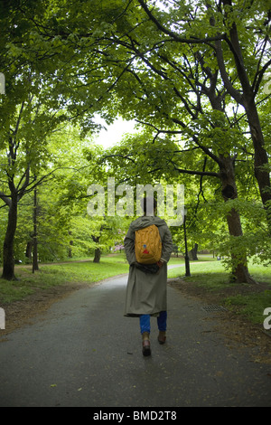 Junge Frau geht durch die üppige Frühling Umwelt im Prospect Park in Brooklyn, New York. Stockfoto