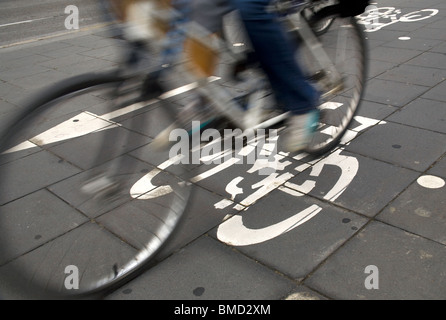 Schnelle Radfahrer auf einer städtischen Radweg pendeln. Stockfoto