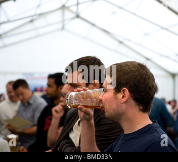 Ein Kunde trinkt ein Pint Ale am Hoop Beer Festival in Essex. Foto von Gordon Scammell Stockfoto