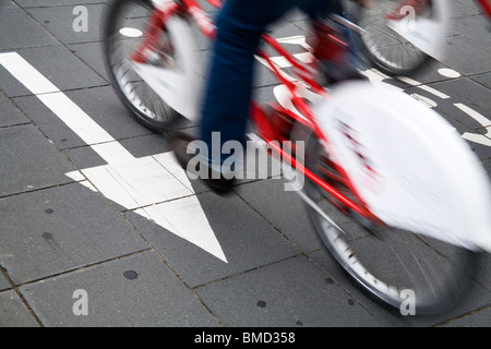 Schnelle Radfahrer auf einer städtischen Radweg pendeln. Stockfoto