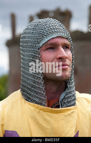 Kopf und Schultern von Soldier mit Kettenpost (Postkautschuk), Kettenmail-Kopfschmuck und Tuniken. Schottland im Krieg, Caerlaverock Castle UK Stockfoto