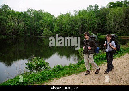 Zwei Teenager Wanderer entlang See Sonnenaufgang auf der Patriot-Weg trail in hohlen Jockey in der Nähe von Morristown, New Jersey, USA Stockfoto