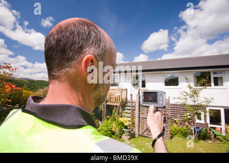 Ein Techniker anhand eine Wärmebildkamera Wärmeverlust aus einem Haus geprüft. Stockfoto