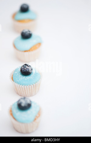 Bunte Heidelbeere Mini Frucht Muffins auf einem weißen Hintergrund Stockfoto