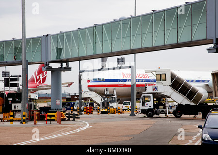 Eine American Airlines und Virgin Atlantic Flugzeuge stehen auf dem Rollfeld am Flughafen London Heathrow Stockfoto