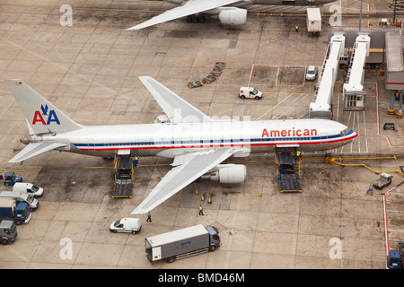 Ein American Airlines Passagierflugzeug laden neben einem Tor am Londoner Heathrow Flughafen-Terminal 3 Stockfoto