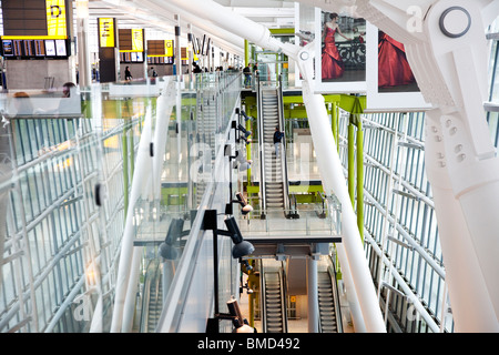 Passagier Rolltreppen verbinden drei Ebenen am terminal 5 am Flughafen London Heathrow England UK Stockfoto