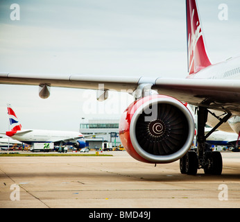 Eine Virgin Atlantic Airbus und eine British Airways Flugzeuge stehen am Tore am Heathrow Airport London England. Stockfoto