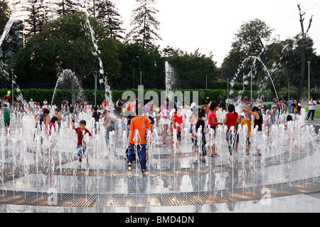 Kinder spielen in einer der vielen synchronisierten Brunnen von The Magic Wasser Tour, Park des Reservats, Lima, Mexiko Stockfoto