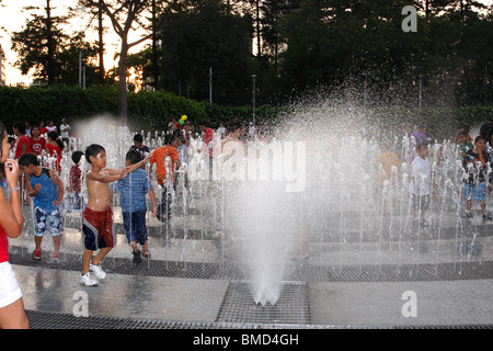 Kinder spielen in einer der vielen synchronisierten Brunnen von The Magic Wasser Tour, Park des Reservats, Lima, Mexiko Stockfoto