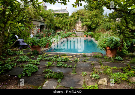 Schwimmbad in jüngere Court Gardens umgeben von Stein Flagge mit Töpfen Pflasterung und Bepflanzung, Cotswolds, UK Stockfoto