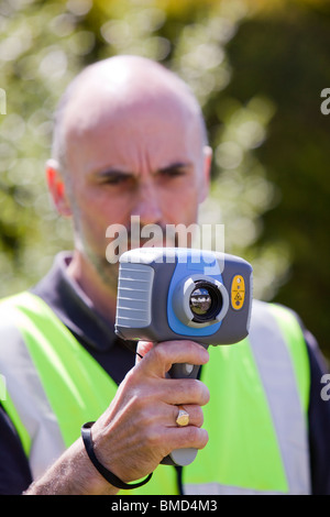 Ein Techniker verwendet eine Wärmebildkamera, um den thermischen Wirkungsgrad eines Hauses zu überprüfen und wo ist die Wärme aus dem Haus verloren. Stockfoto