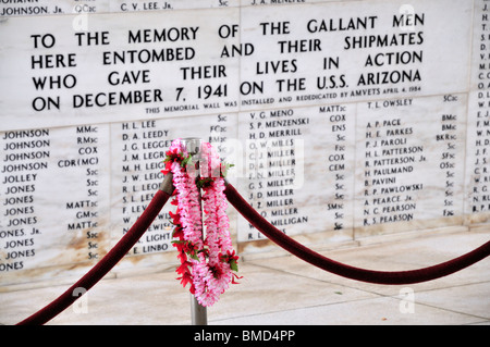 Denkmal Inschrift mit Angebot von Lei drapiert über Seile, USS Arizona Memorial, Pearl Harbor, Oahu, Hawaii, USA Stockfoto