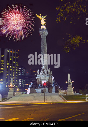 Feuerwerk über dem El Ángel De La Independencia, "The Angel of Independence", in der Innenstadt von Mexiko-Stadt Stockfoto