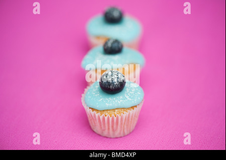 Bunte Heidelbeere Mini Frucht Muffins auf einem rosa Hintergrund Stockfoto