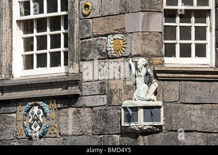 Die Figur des Moses auf Sonnenuhr im John Knox House. Edinburgh. Stockfoto