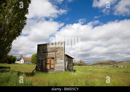 Ein altes Gebäude und eine Gemeinde in der kleinen Stadt von Antilope, Oregon Stockfoto