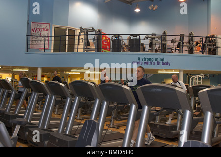 Reihe von Laufbänder Fitnessgeräte in eine moderne Fitness-suite Stockfoto