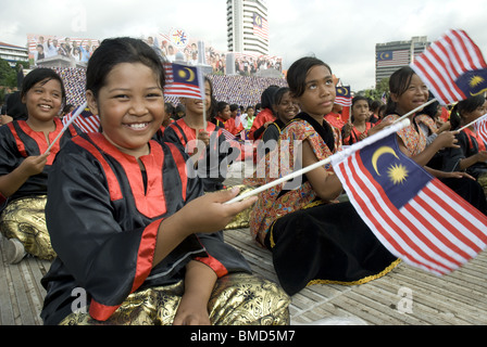 Junge Künstlern winken die malaysische Flagge, Merdeka Square, Kuala Lumpur, Malaysia Stockfoto