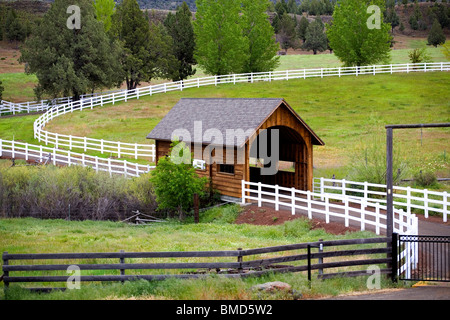 Ein weißer Zaun und kleinen überdachten Brücke im östlichen Oregon in der Nähe der Stadt Mitchell, Oregon. Stockfoto