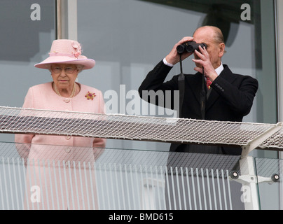 Die britische Königin Elizabeth II und Prinz Philip, Duke of Edinburgh bei Epsom Racecourse für das Derby Pferd Rennen im Jahr 2009 Stockfoto