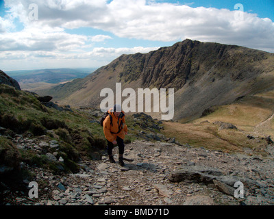 Fuß bis zu The Old Man of Coniston aus Ziegenmilch Hawse mit Dow Crag und Buck Pike im Hintergrund. Stockfoto