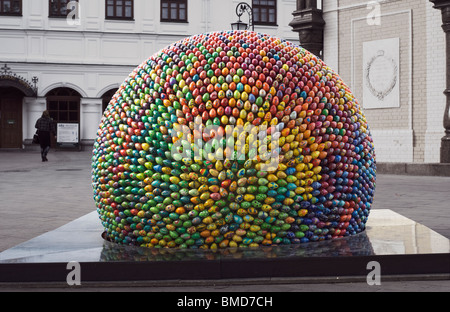 Bereich der Güte und geistliche Erweckung. Hemisphäre bedeckt mit den Ostereiern. Stockfoto