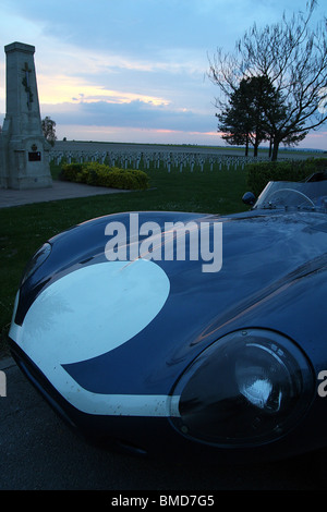 1957 D-Typ lange Nase Jaguar durch den Soldatenfriedhof in Jonchery-Sur-Suippe n Frankreich Stockfoto