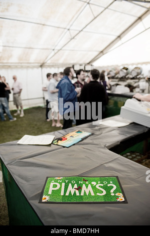 Ein Bierdeckel Werbung auf der Bar an der Hoop Pub Bier Festival in Essex. Stockfoto