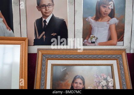 Erste Kommunion Fotos auf einem Schaufenster, Sevilla, Spanien Stockfoto