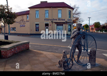 Skulptur eines Penny Farthing Radfahrers außerhalb der Clarendon Arms Hotel in der historischen nördlichen tasmanischen Stadt der Evandale Stockfoto