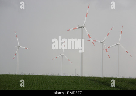 Windenergieanlagen bei Regen und Sturm Stockfoto