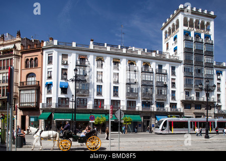 Aurora Gebäude, Werke von Antonio Illanes Rio (1933), Avenida De La Constitución, Sevilla, Spanien Stockfoto