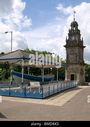 Denkmal in South Shields im Jahr 1890 erbaut zum Gedenken an die weltweit erste Rettungsboot aus dem Jahr 1790. Stockfoto