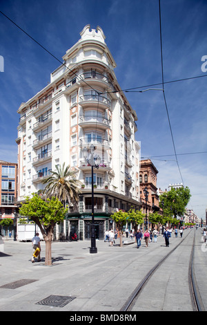 Mehrfamilienhaus auf Avenida De La Constitución, Sevilla, Spanien Stockfoto