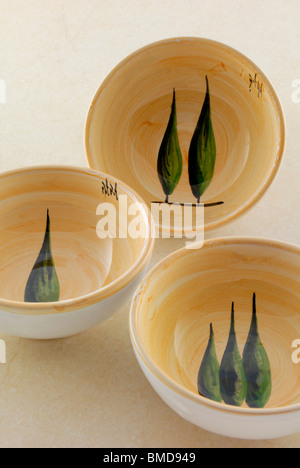 Eine keramische-Keramik verziert mit dem Symbol der Toskana, eine Zypresse. Artista Artigiano Keramik Shop in Via San Matteo zu verkaufen... Stockfoto