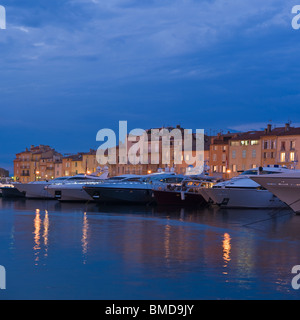 Große Yachten vor Anker im Hafen in der Abenddämmerung, Saint-Tropez, Frankreich Stockfoto