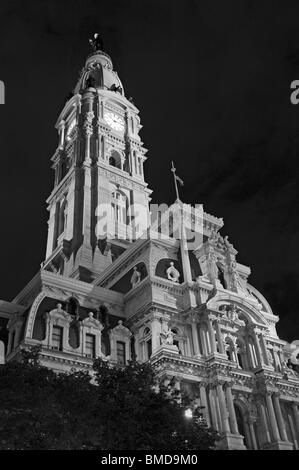 Eine schwarze und weiße Nacht Blick auf die Gebäude der Stadt Hall in Philadelphia Pennsylvania. Stockfoto