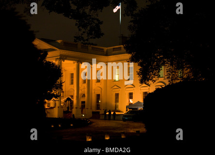 Das weiße Haus auf Halloween. Stockfoto