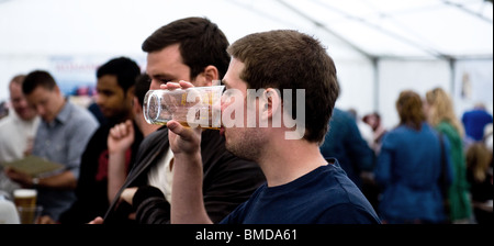 Ein Kunde trinkt ein Pint Ale am Hoop Beer Festival in Essex. Foto von Gordon Scammell Stockfoto