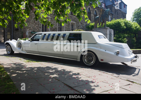Dekorierte Hochzeit Stretch-Limousine, Schloß Burg, Solingen, Deutschland Stockfoto