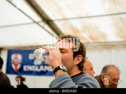 Ein Kunde trinkt ein Pint Ale am Hoop Beer Festival in Essex. Foto von Gordon Scammell Stockfoto