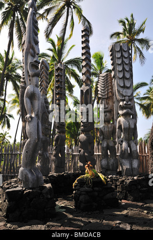 Aus Holz geschnitzten Statuen am Pu'Uhonua O Honaunau National Historical Park, Captain Cook, HI, USA Stockfoto